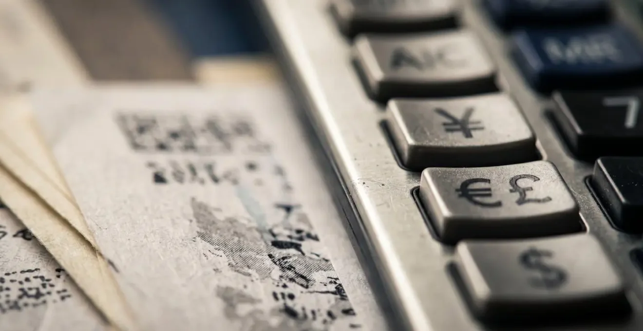 Vue macro de documents financiers internationaux et calculatrice professionnelle