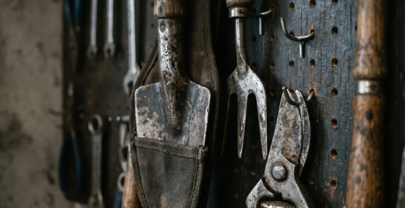 Garage organisé avec outils de jardin rangés de manière sécurisée
