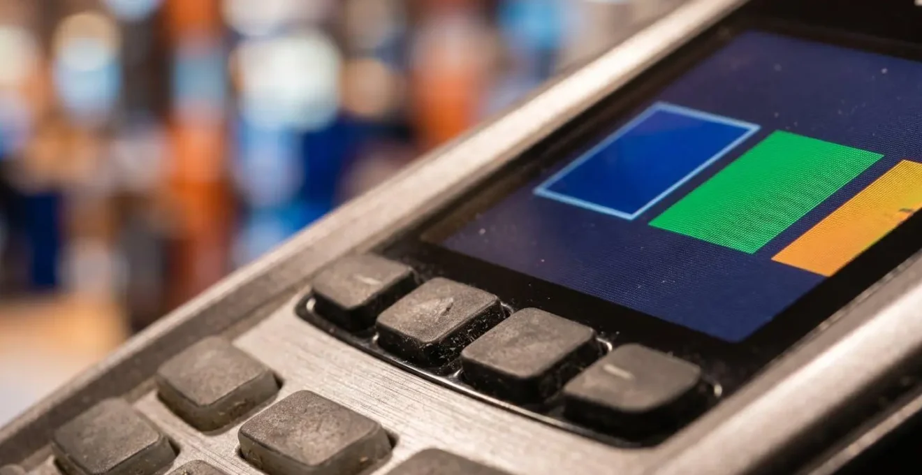 Terminal de paiement montrant le choix entre devise locale et euros
